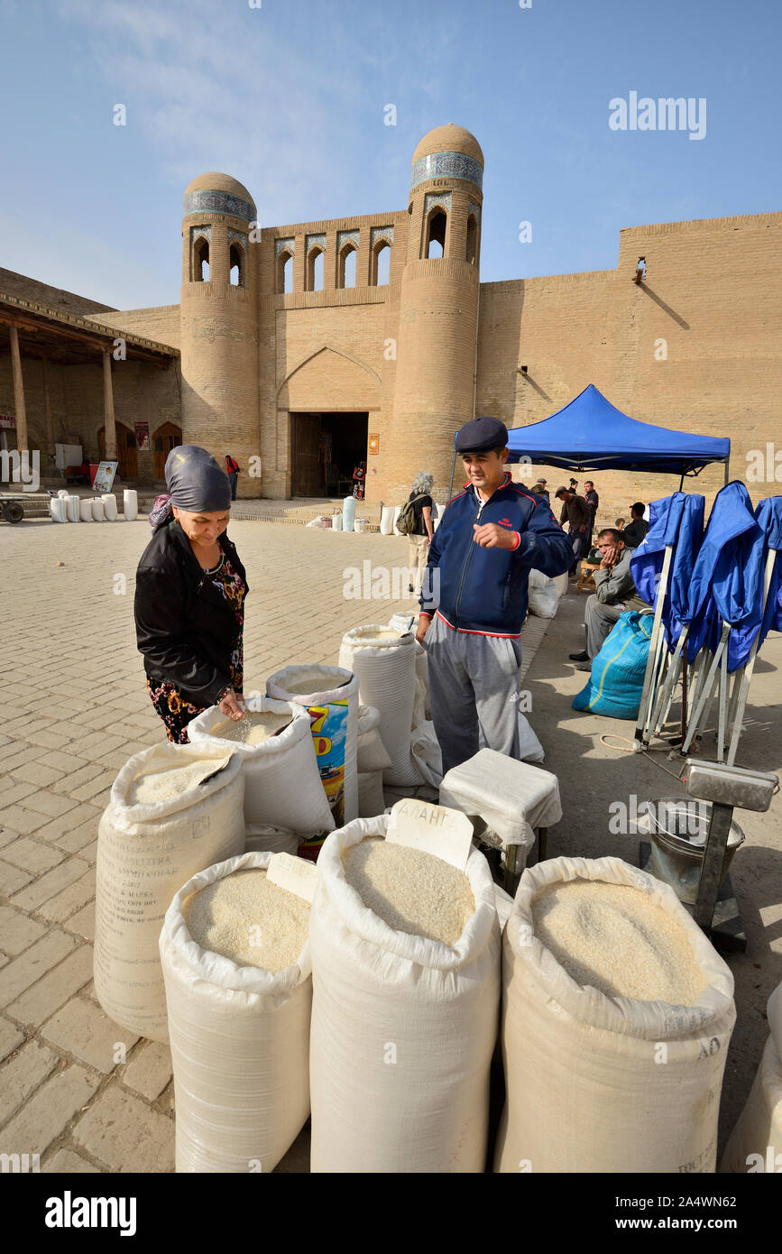 Rice vendors at the Dekhon bazaar, Khiva. Uzbekistan Stock Photo
