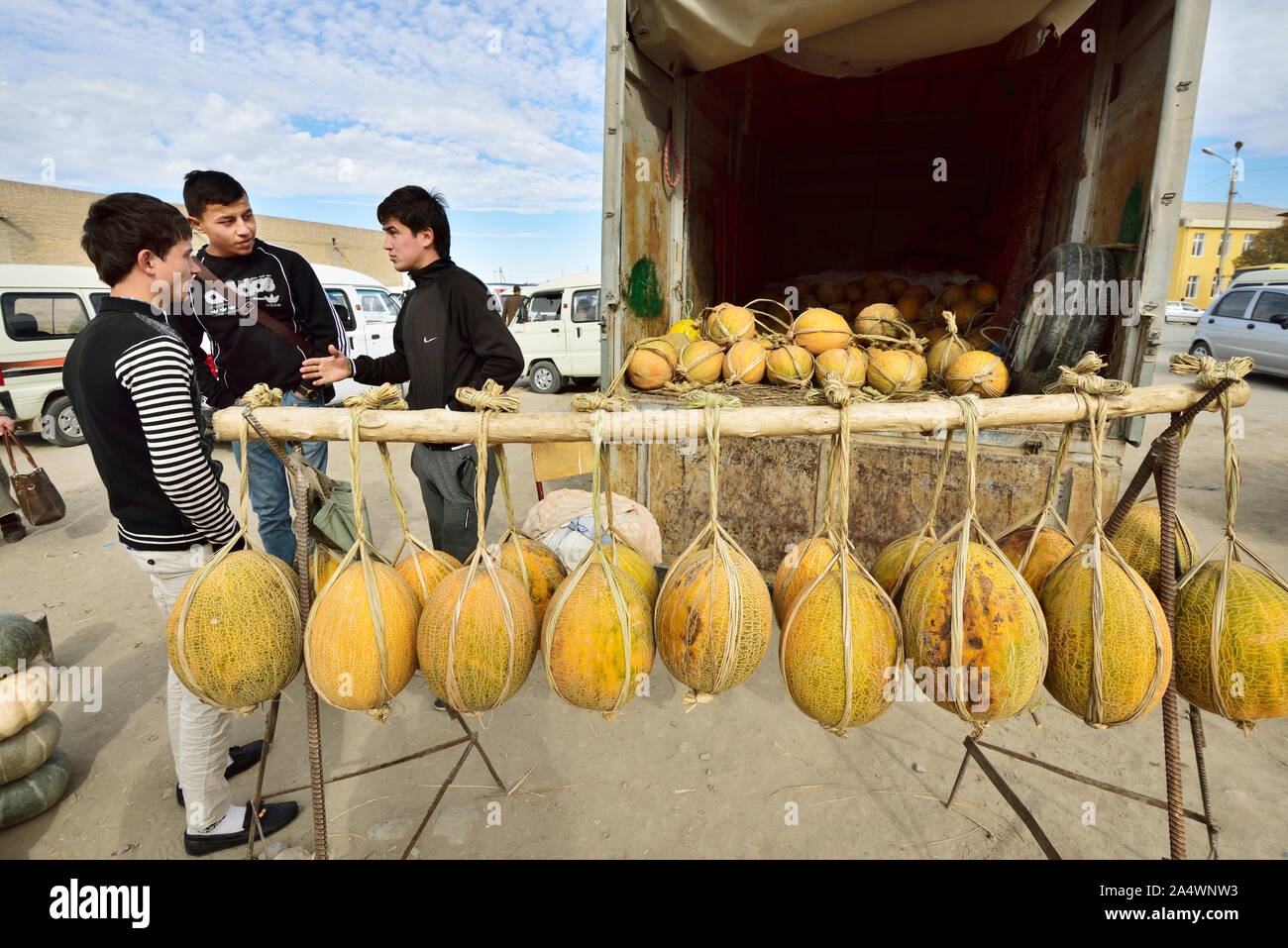 The tasty and famous uzbek melons praised by the medieval traveler Ibn Battuta. Dekhon bazaar, Khiva. Uzbekistan Stock Photo