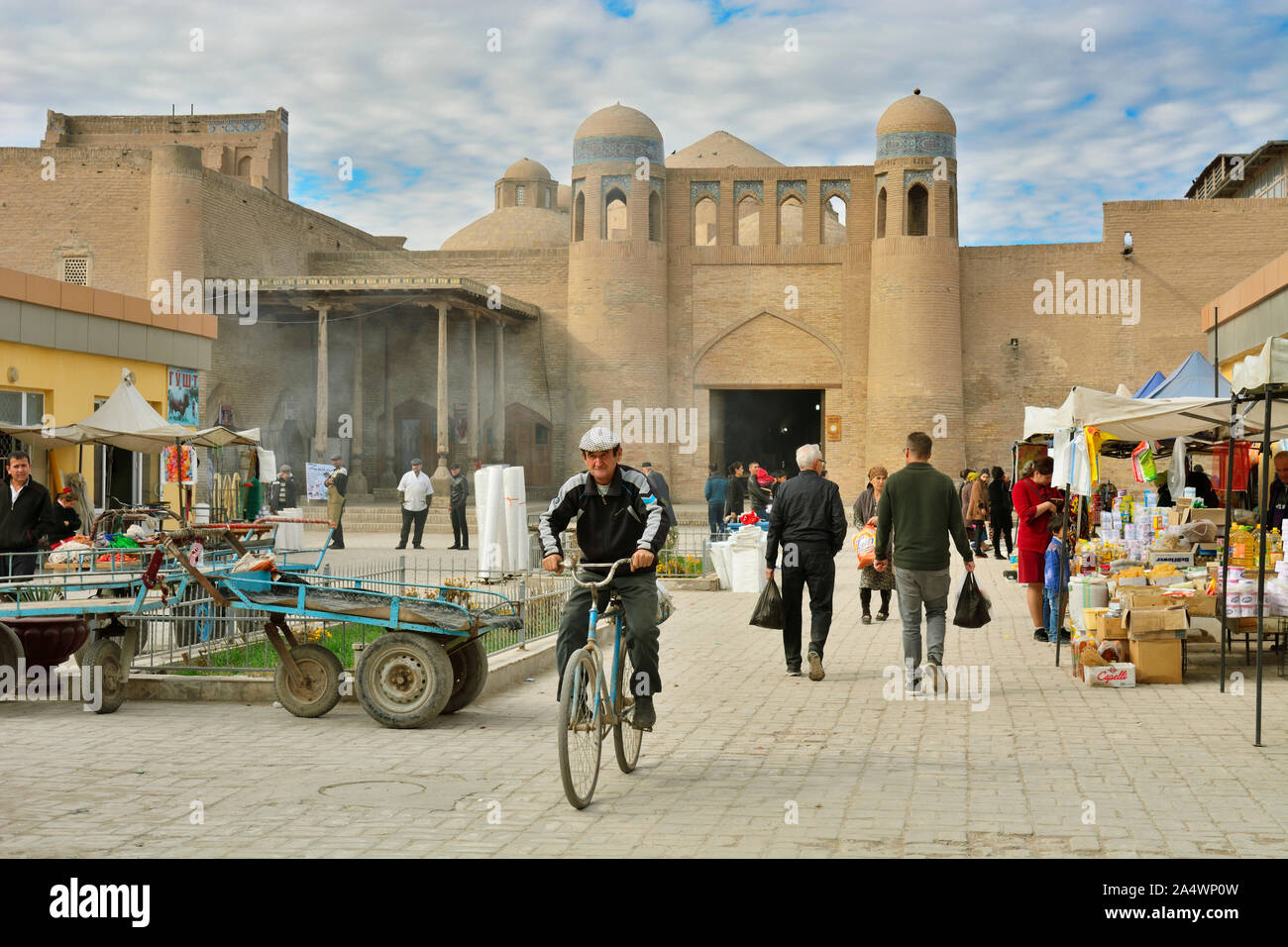 Palvan Darvoza (eastern gate) facing the Dekhon Bazaar. Khiva, a UNESCO World Heritage Site, Uzbekistan Stock Photo