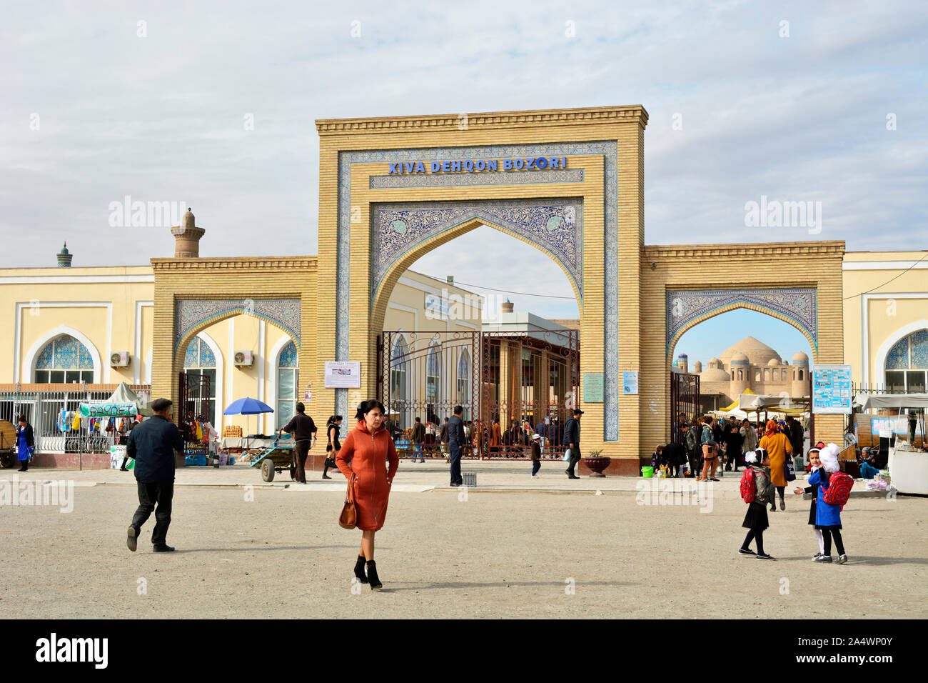 The main entrance to the Dekhon bazaar, Khiva. Uzbekistan Stock Photo