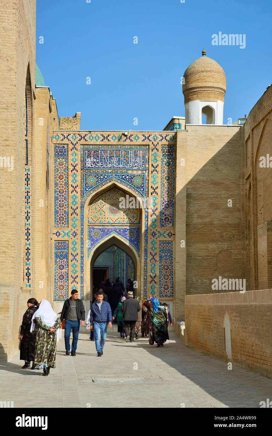 The Shah-i-Zinda Ensemble includes mausoleums and other ritual buildings of 9-14th and 19th centuries. A Unesco World Heritage Site, Samarkand. Uzbeki Stock Photo