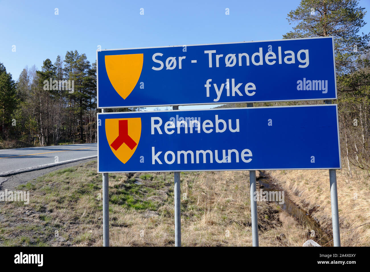 Rennebu, Norway - May 26, 2016: Roadsigns at the geographical border for the county boundary for Sor-Trondelag fylke and the municipal boundary for Re Stock Photo
