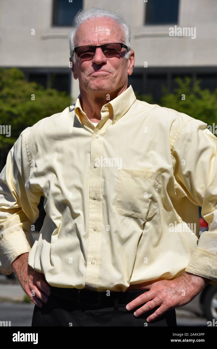 Old man wearing sunglasses hi-res stock photography and images - Alamy