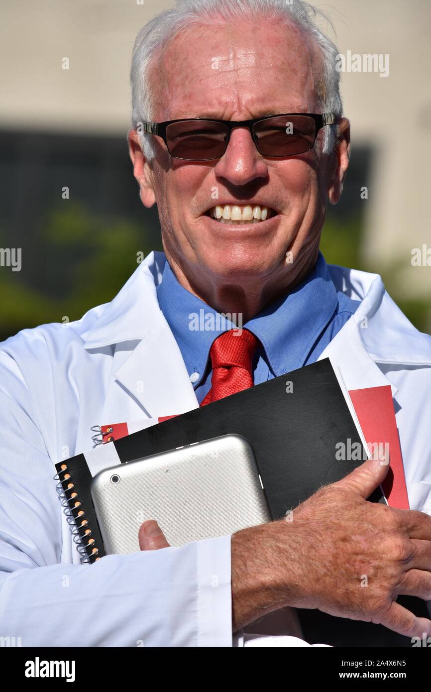 Senior male doctor hi-res stock photography and images - Alamy