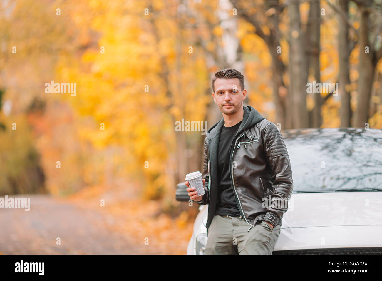 2 октября мужчина. Мужская фотосессия с машиной осенью. Фотосессии с машиной осень мужчина. Фотосессия мужская на улице осень с авто. Осень мужчина пьёт кофе.