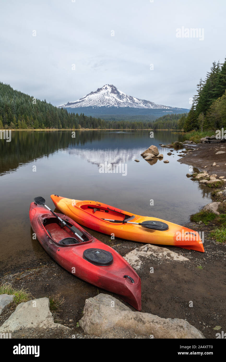 A pair of kayaks on the shore of Trillium Lake with Mt. Hood in the background in Oregon, USA Stock Photo