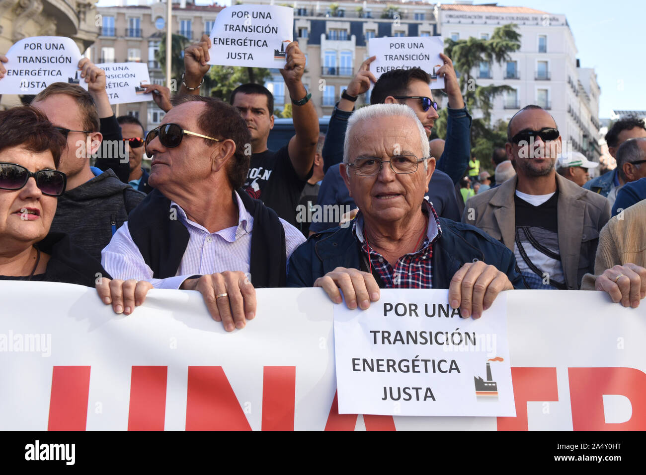Madrid, Spain. 16th Oct, 2019. Protesters hold placards while shouting slogans during the demonstration.Around 1.000 Endesa 'As Pontes' plant workers gathered in front of the Congreso de los Diputados in Madrid to protest against the closure of this thermal power plant. They demanded from the Spanish government a fair energy transition plan. Credit: SOPA Images Limited/Alamy Live News Stock Photo