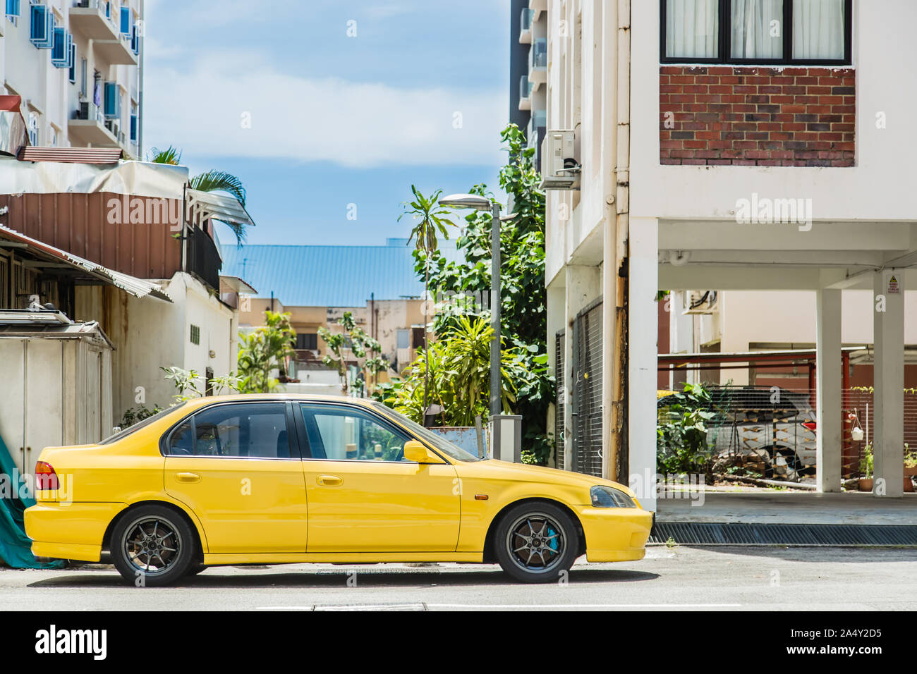 Singapore-17 OCT 2017: vintage car park at the street side Stock Photo