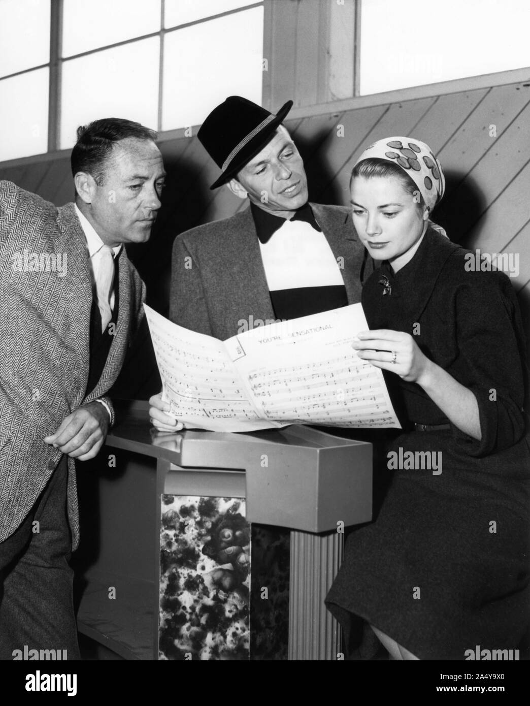 Director CHARLES WALTERS FRANK SINATRA and GRACE KELLY song rehearsal of You're Sensational by COLE PORTER for HIGH SOCIETY 1956 Sol C. Siegel Productions / Bing Crosby Productions / Metro Goldwyn Mayer Stock Photo