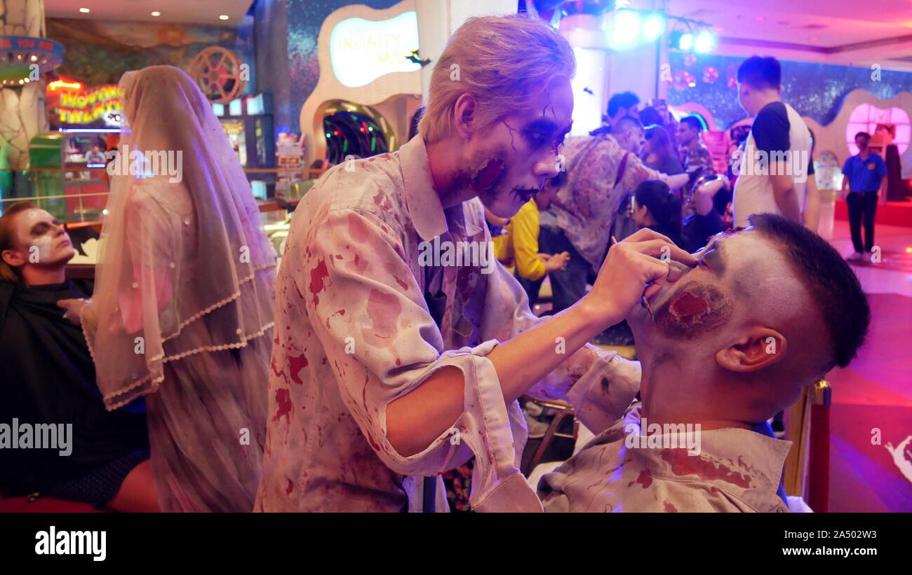 PATTAYA, THAILAND - OCTOBER 31, 2018: Foreign tourist enjoy for making ghost face painting during Halloween Festival in Pattaya, Thailand Stock Photo