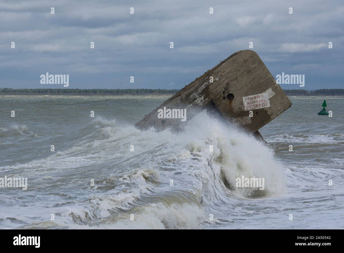 Le blockhaus du Hourdel pendant les grandes marées fouetté par les vagues de la Manche. Stock Photo