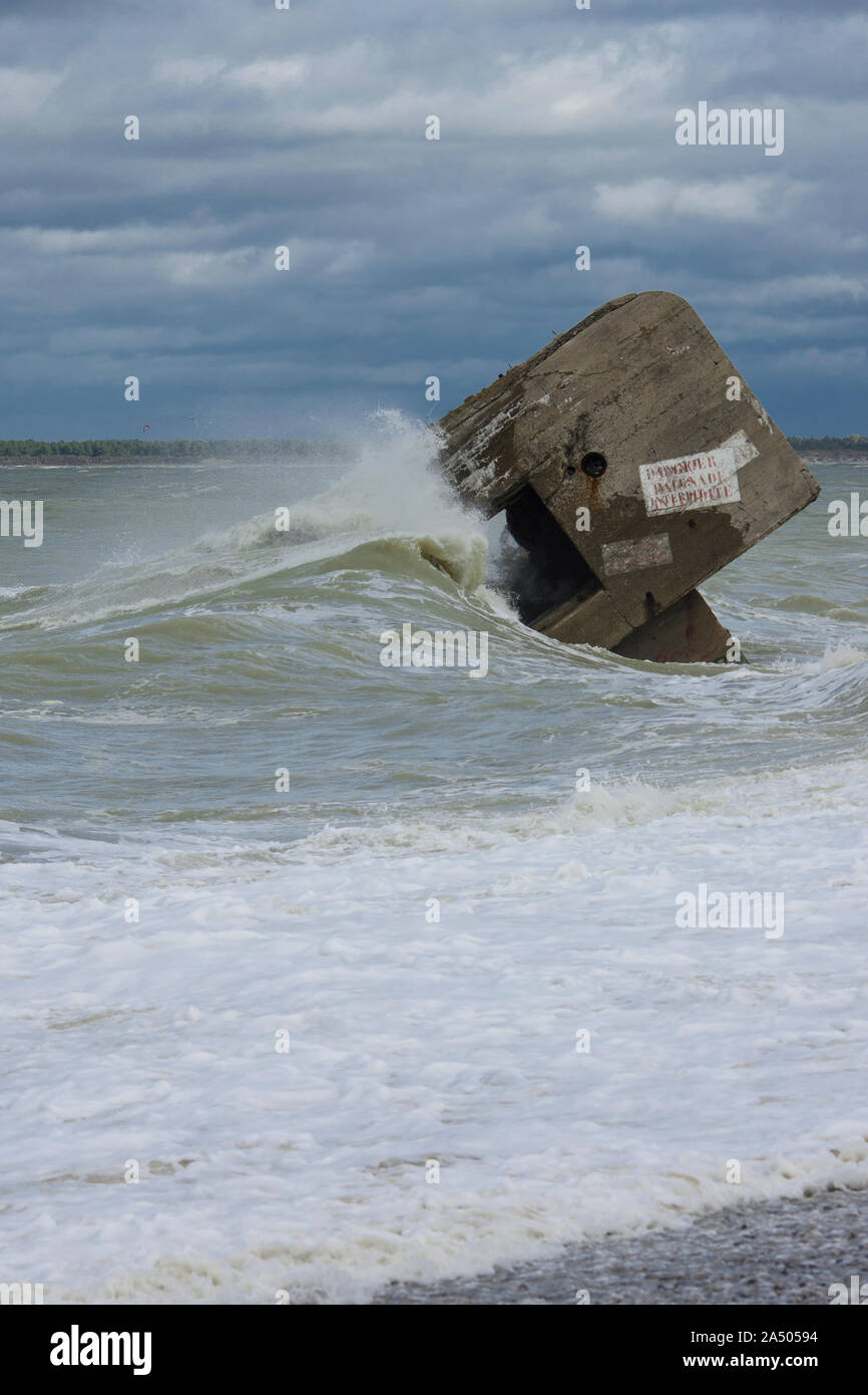 Le blockhaus du Hourdel pendant les grandes marées fouetté par les vagues de la Manche. Stock Photo