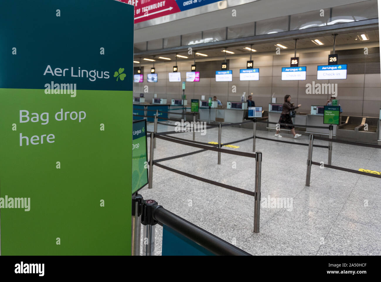 Bag drop check in airport hires stock photography and images Alamy