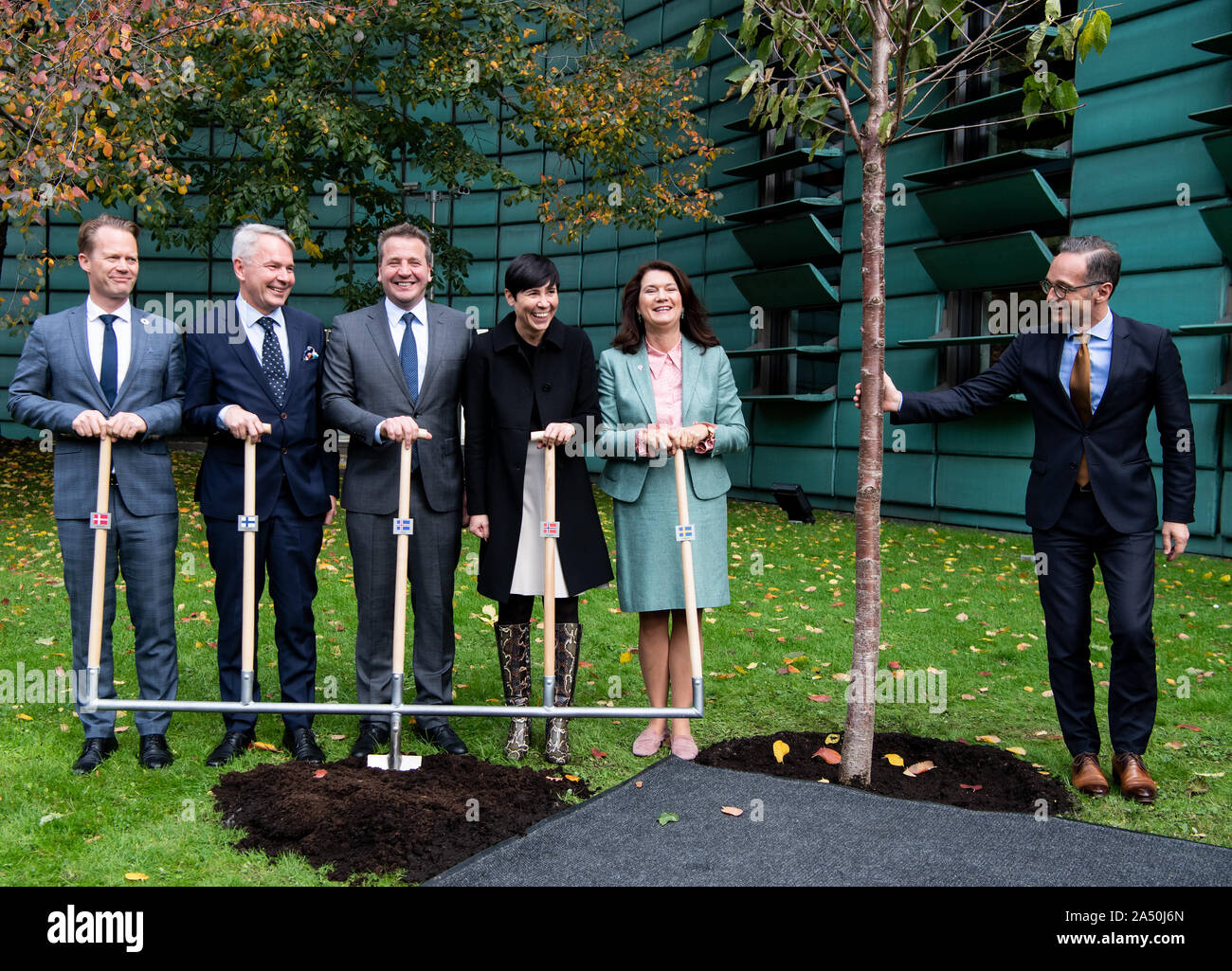 17 October 2019, Berlin: Heiko Maas (r, SPD), Foreign Minister, is symbolically planting a tree at the 20th anniversary celebrations of the Nordic Embassies in Berlin together with the Foreign Ministers of the Nordic countries (l-r), Jeppe Kofod (Denmark), Pekka Haavisto (Finland), Gudlaugur Thor Thordarson (Iceland), Ine Marie Eriksen Søreide (Norway) and Ann Linde (Sweden). On 20.10.1999 the common embassy complex of the five Nordic countries was inaugurated in Berlin-Tiergarten. Photo: Bernd von Jutrczenka/dpa Stock Photo