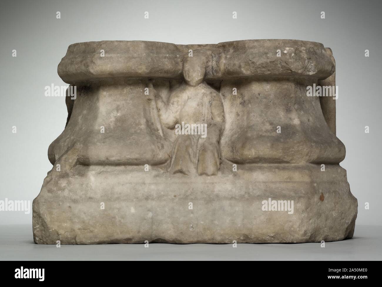 Double column base hi-res stock photography and images - Alamy