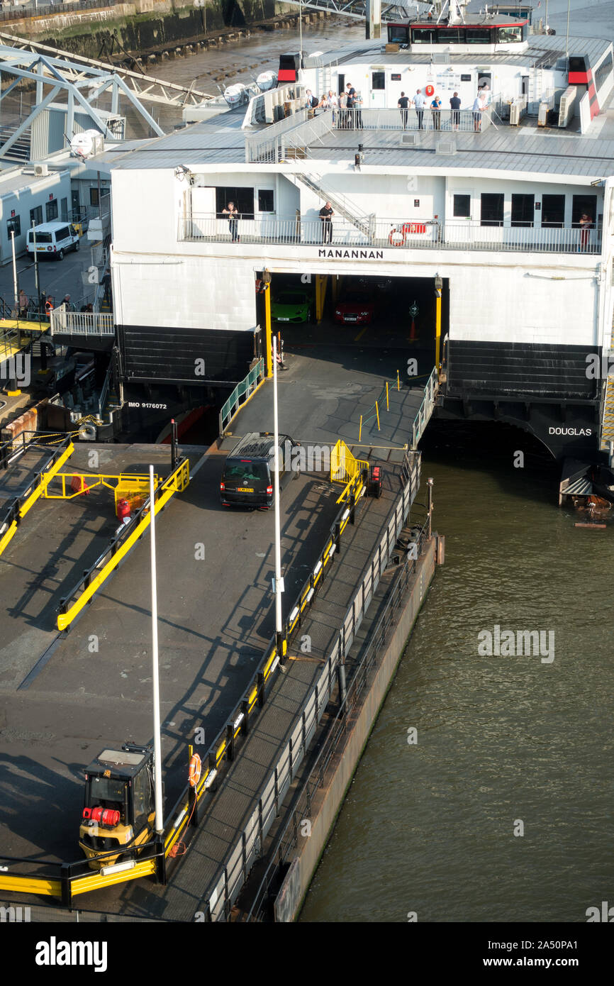 Floating landing stage hires stock photography and images Alamy