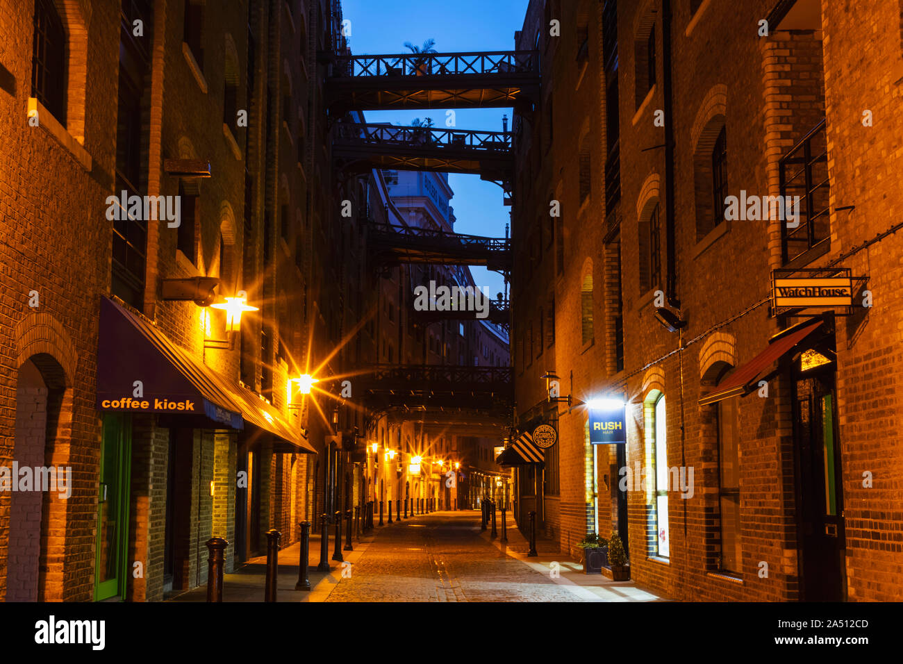 Victorian street night london hi-res stock photography and images - Alamy