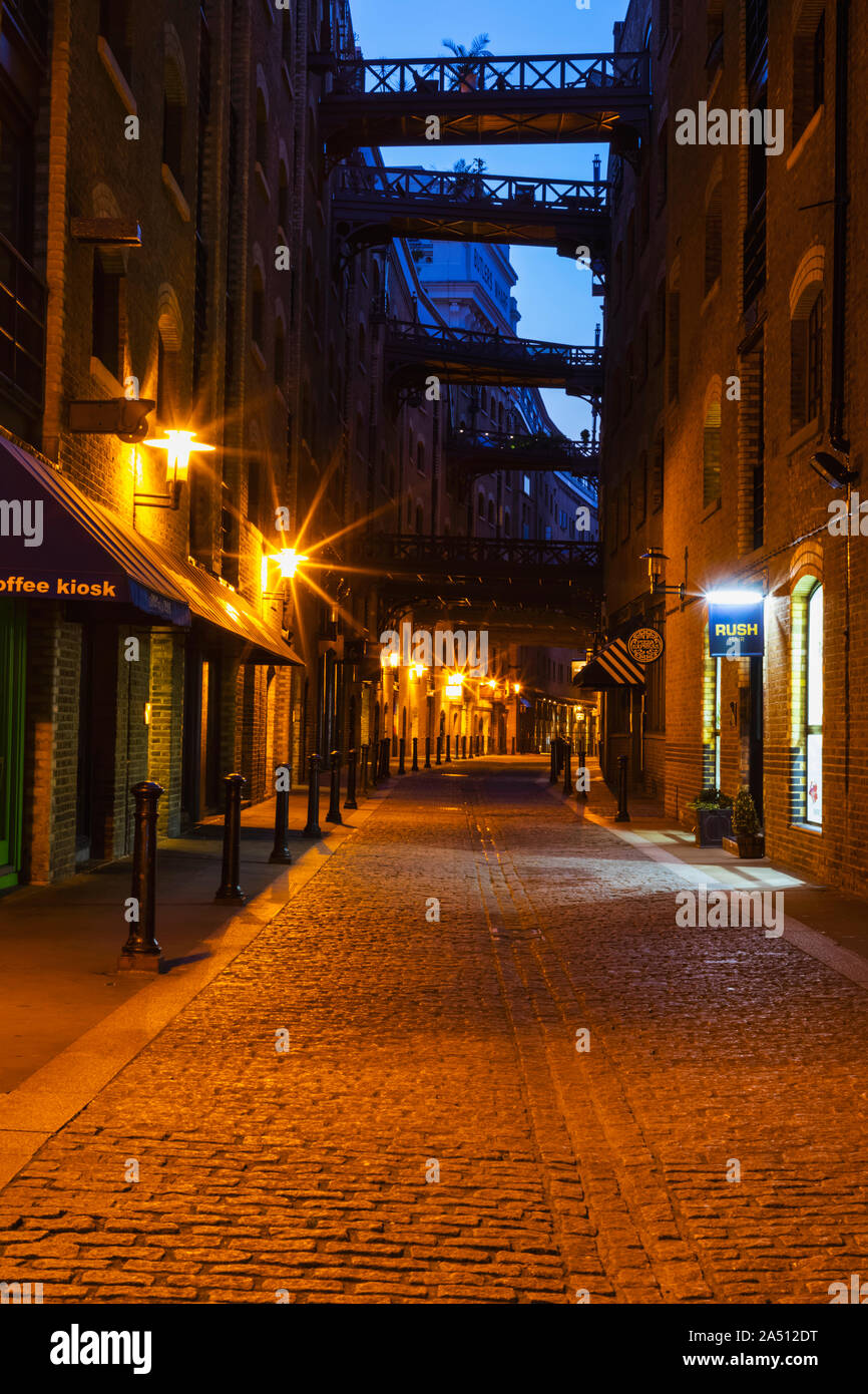 Victorian street night hi-res stock photography and images - Alamy