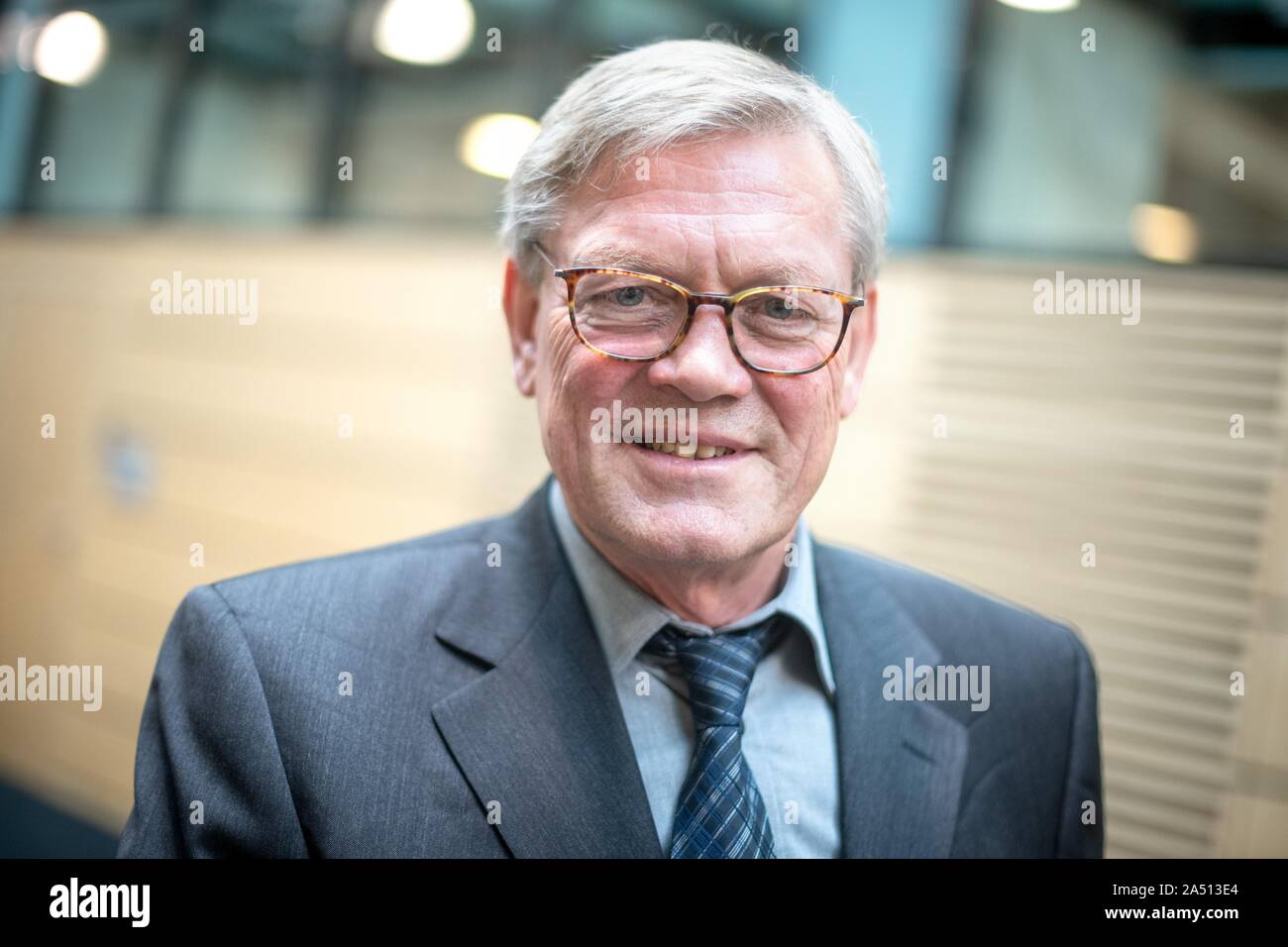 Hanover, Germany. 17th Oct, 2019. Axel Haverich, Head of the MHH Transplant Center. At a press conference on the state of transplantation medicine in Germany on the occasion of the annual meeting of the German Transplant Society (17.-19.10), the planned solution to the contradiction in organ donation will be discussed. Credit: Sina Schuldt/dpa/Alamy Live News Stock Photo