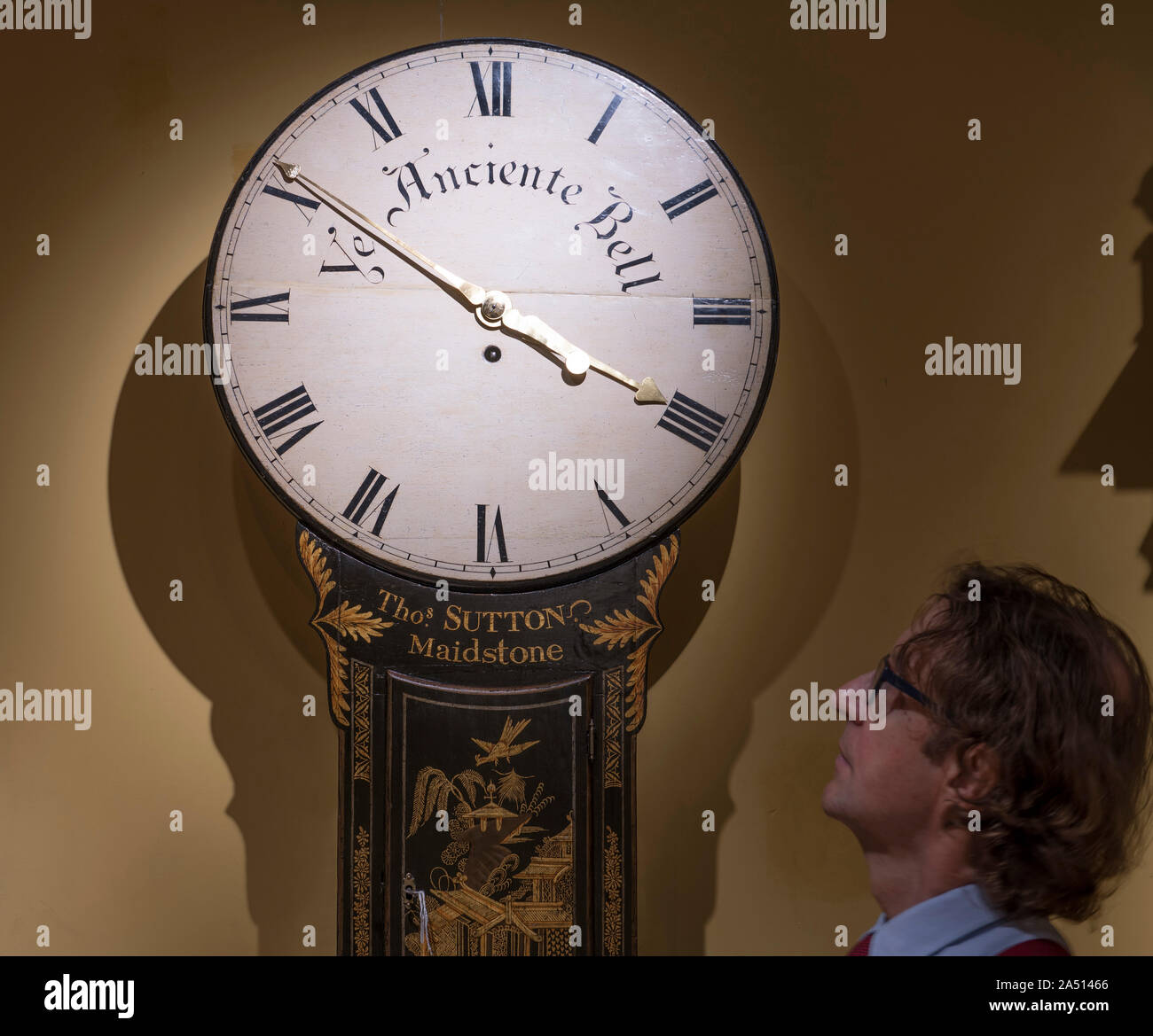 Howard Walwyn, London, UK. 17th October 2019. Rare clocks by some of the best 17th & 18th century English makers are prepared for exhibition in early November. Image: Thomas Sutton, Maidstone Kentish tavern clock, circa 1795. Probably made for the Ancient Bell tavern in Maidstone. Credit: Malcolm Park/Alamy Live News. Stock Photo