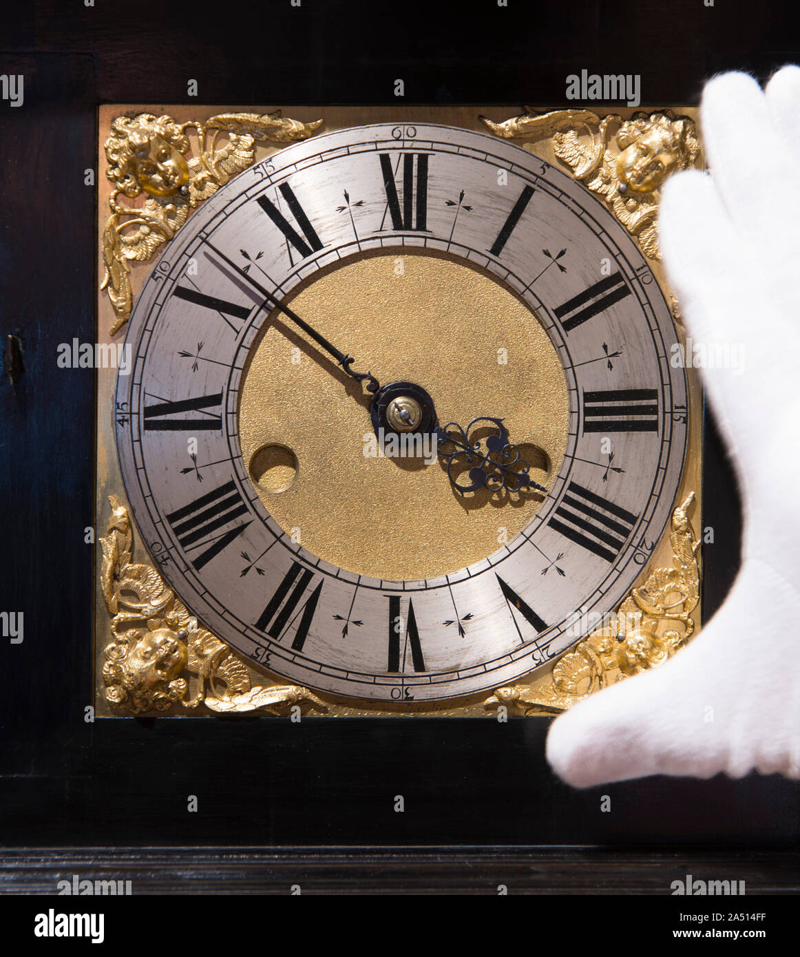 Howard Walwyn, London, UK. 17th October 2019. Rare clocks by some of the best 17th & 18th century English makers are prepared for exhibition in early November. Image: Charles II period Phase I ebony veneered quarter striking bracket clock by Thomas Tompion, circa 1682. Credit: Malcolm Park/Alamy Live News. Stock Photo