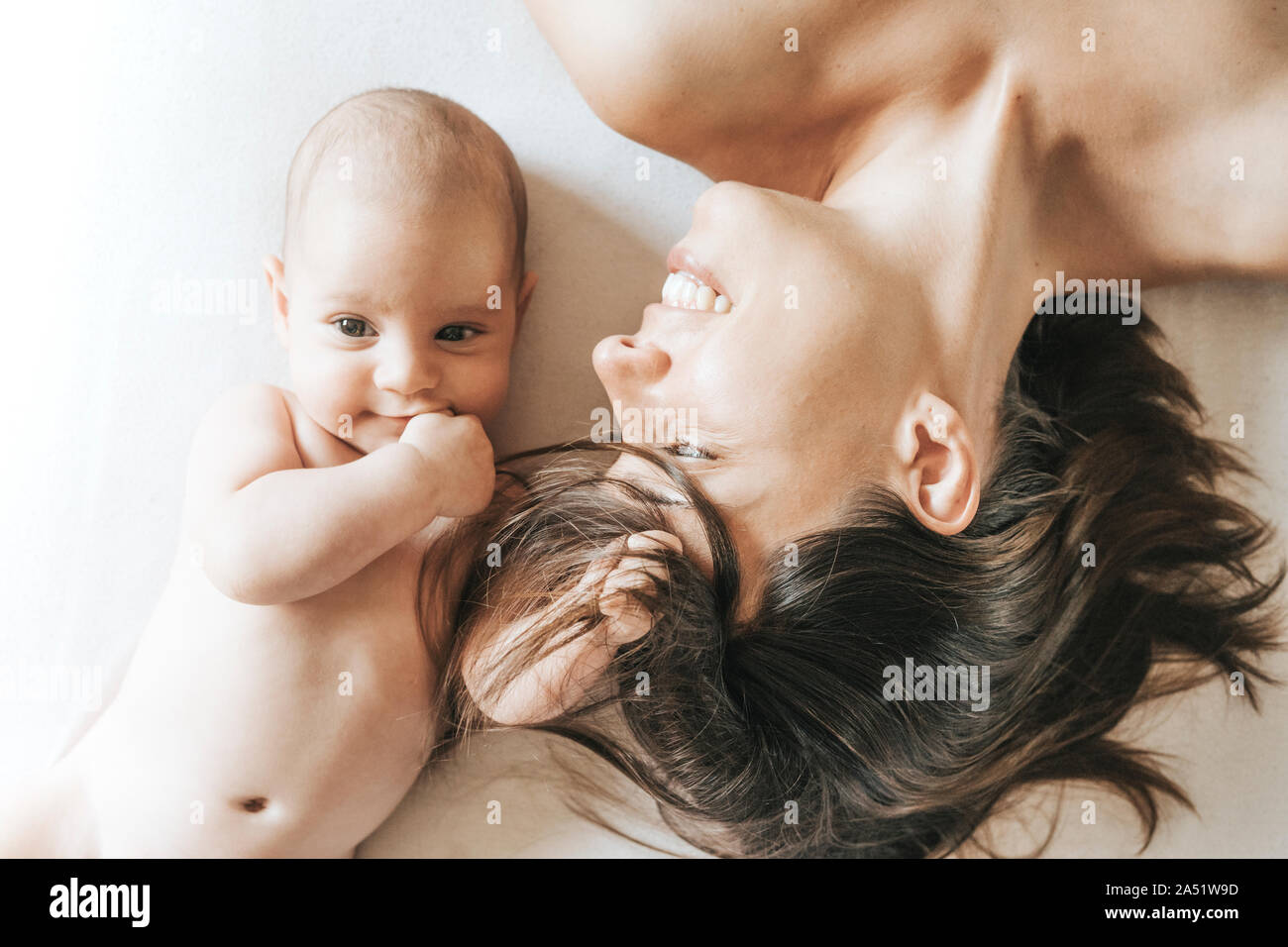 Семья с маленькими детьми. Близость с детьми. Близость с детьми. Ребенок увидел родителей в спальне. Родители в постели.