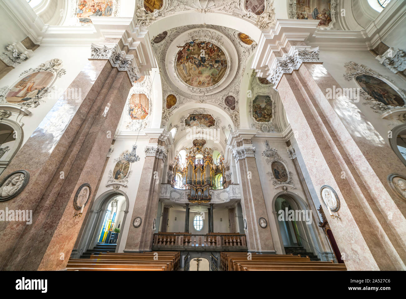 Innenraum des Benediktinerkloster St. Mang in Füssen im Allgäu, Bayern, Deutschland  |  St. Mang's Abbey interior in  Fuessen, Allgaeu, Bavaria, Germa Stock Photo