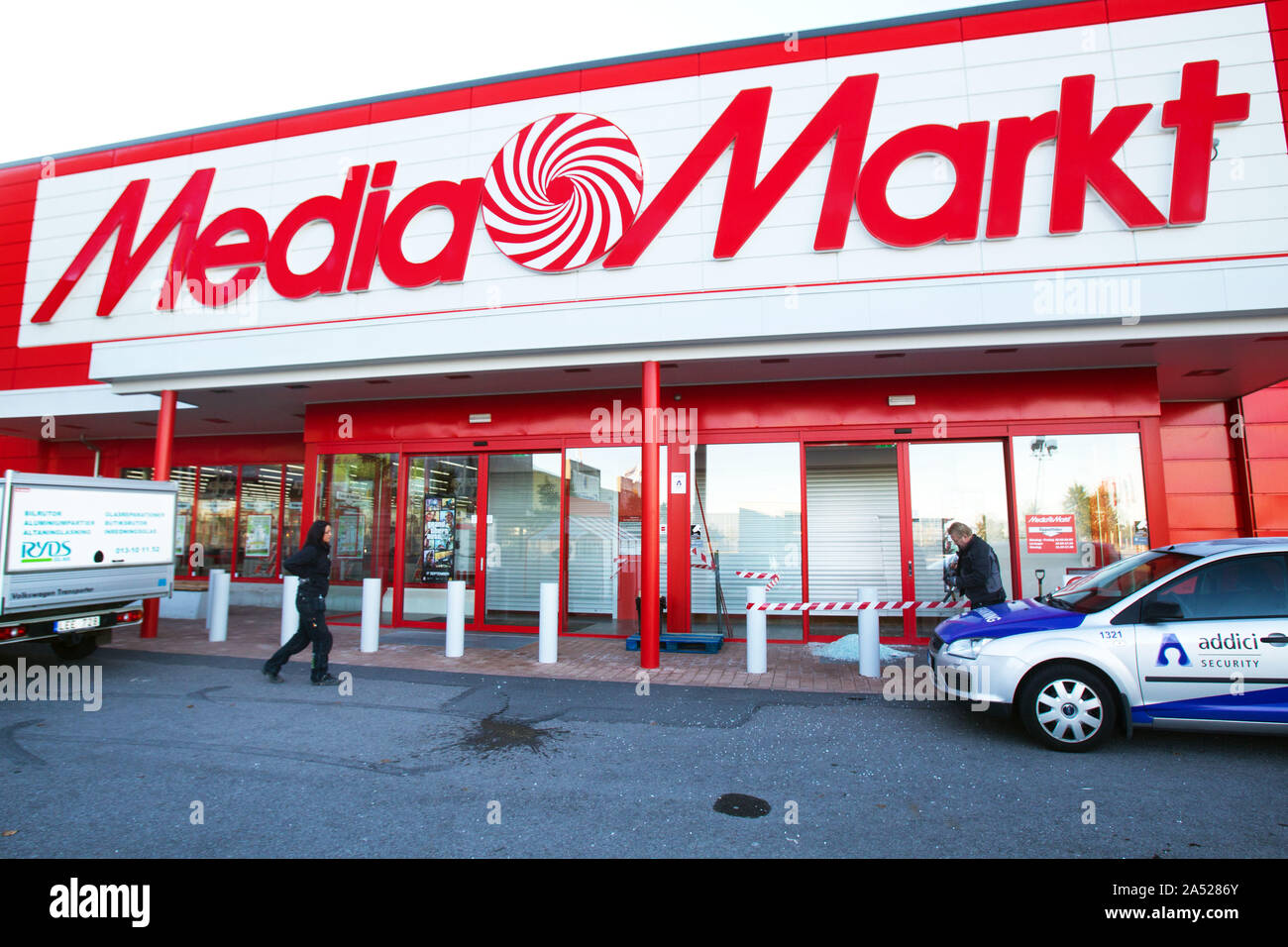 Smash and grab bargain at Mediamarkt Stock Photo