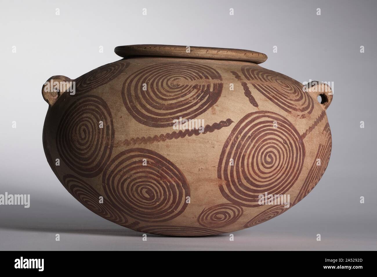 Squat Jar with Lug Handles, c. 3400-3300 BC. Buff-coloured pottery decorated in red paint is characteristic of the later Predynastic period. The spirals and wavy lines on this jar imitate the appearance of more costly vessels made of hard stones. Stock Photo