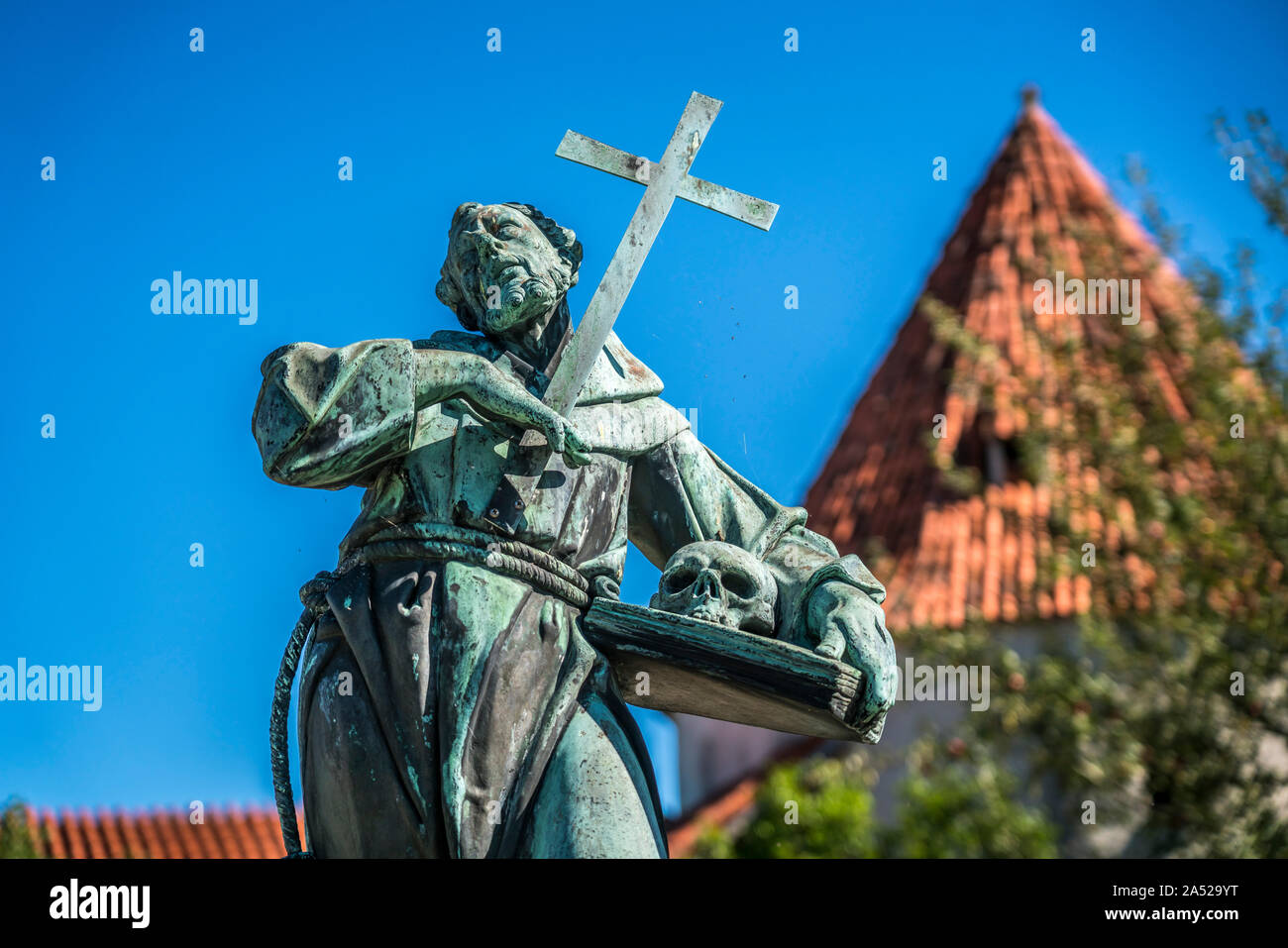Statue im Garten des Franziskanerkloster Füssen im Allgäu, Bayern