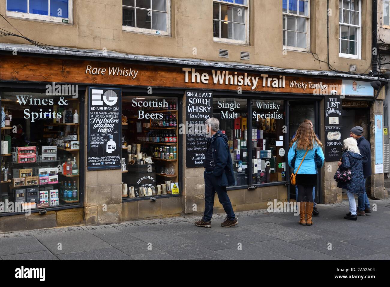 The Whisky Trail shop offering popular & hard-to-find Scottish whisky brands, beer, wine & glassware on the Royal Mile, Edinburgh, Scotland, UK. Stock Photo