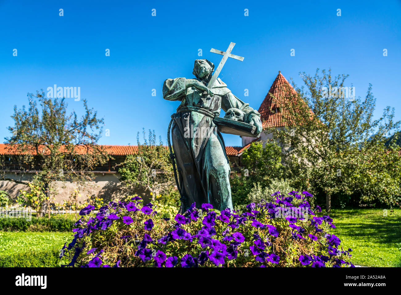 Statue im Garten des Franziskanerkloster Füssen im Allgäu, Bayern