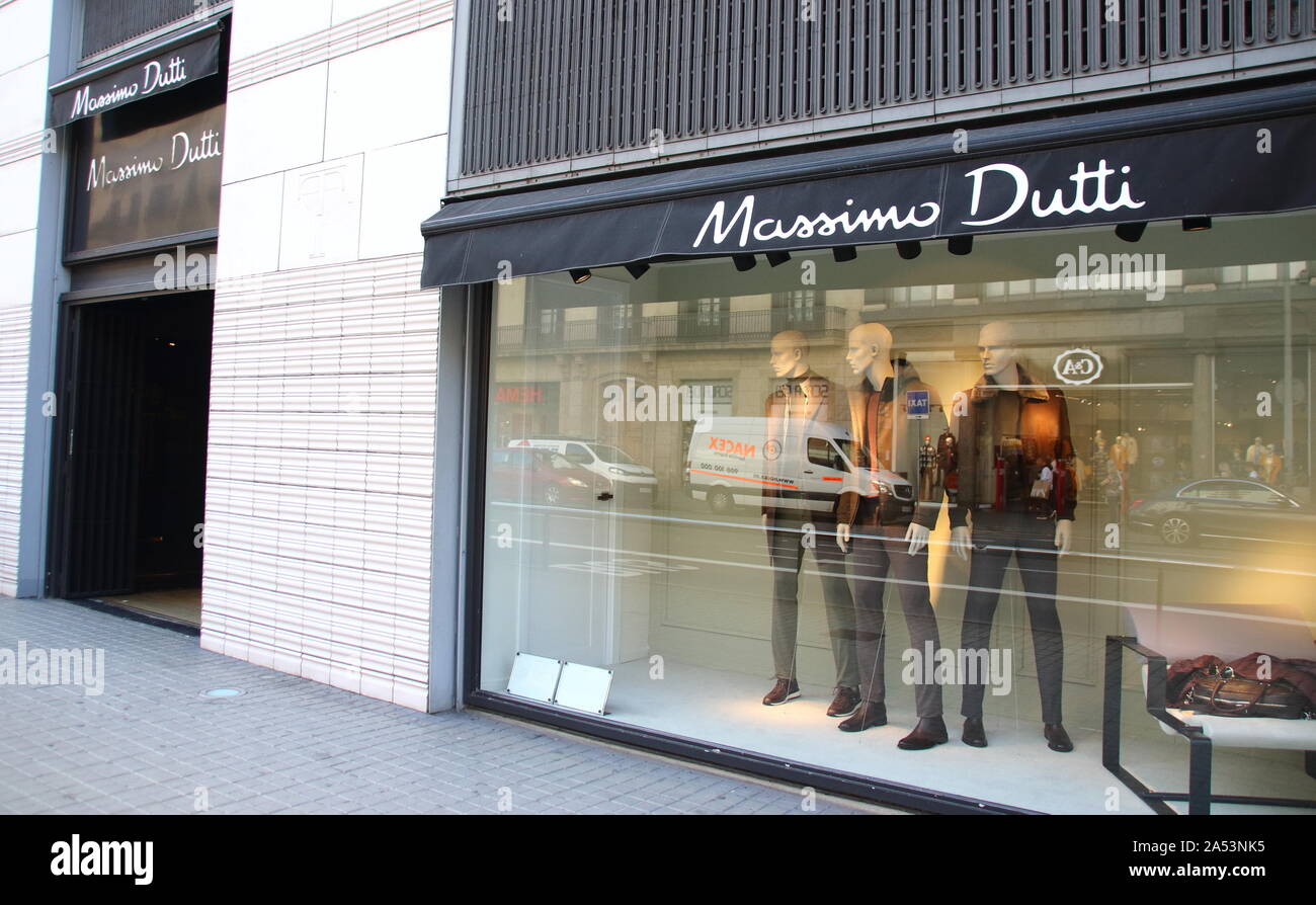 Barcelona, Spain. 3rd Oct, 2019. Massimo Dutti store seen in Barcelona.  Credit: Keith Mayhew/SOPA Images/ZUMA Wire/Alamy Live News Stock Photo -  Alamy