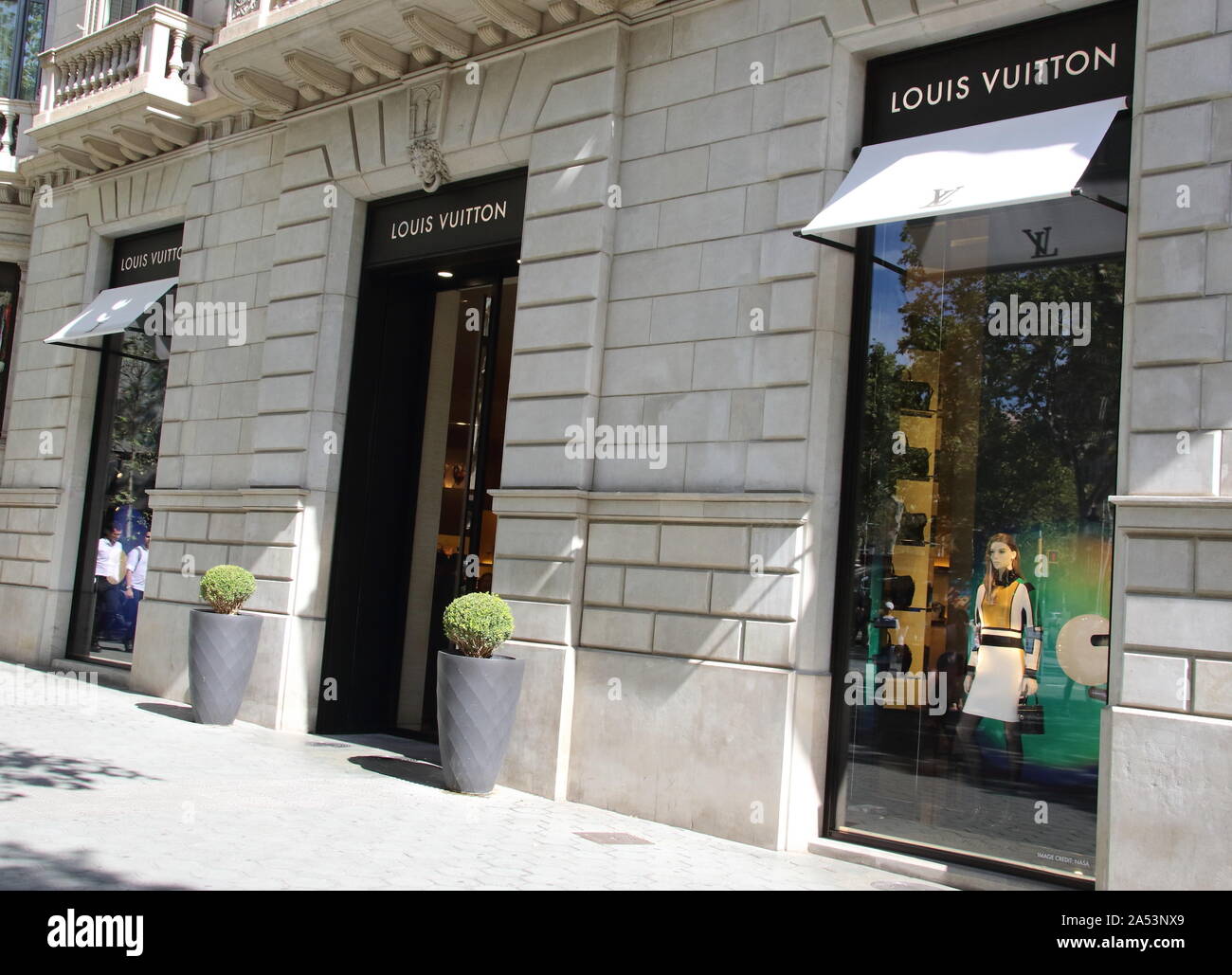 España. 20th Nov, 2021. La gente se encuentra frente a una tienda de moda Louis  Vuitton en la calle Passeig de Gracia, en el centro de Barcelona, España,  el 20 de noviembre