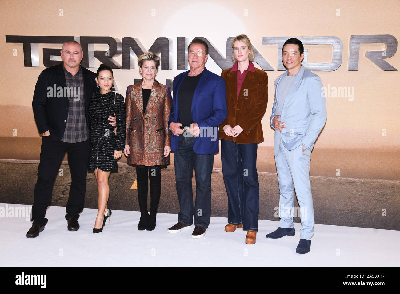 London, UK. 17th Oct, 2019. LONDON, UK. October 17, 2019: Tim Miller, Natalia Reyes, Linda Hamilton, Arnold Schwarzenegger, Mackenzie Davis and Gabriel Luna at the 'Terminator: Dark Fate' photocall, London. Picture: Steve Vas/Featureflash Credit: Paul Smith/Alamy Live News Stock Photo