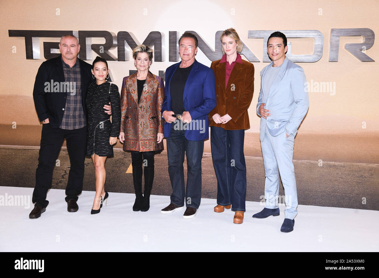 London, UK. 17th Oct, 2019. LONDON, UK. October 17, 2019: Tim Miller, Natalia Reyes, Linda Hamilton, Arnold Schwarzenegger, Mackenzie Davis and Gabriel Luna at the 'Terminator: Dark Fate' photocall, London. Picture: Steve Vas/Featureflash Credit: Paul Smith/Alamy Live News Stock Photo