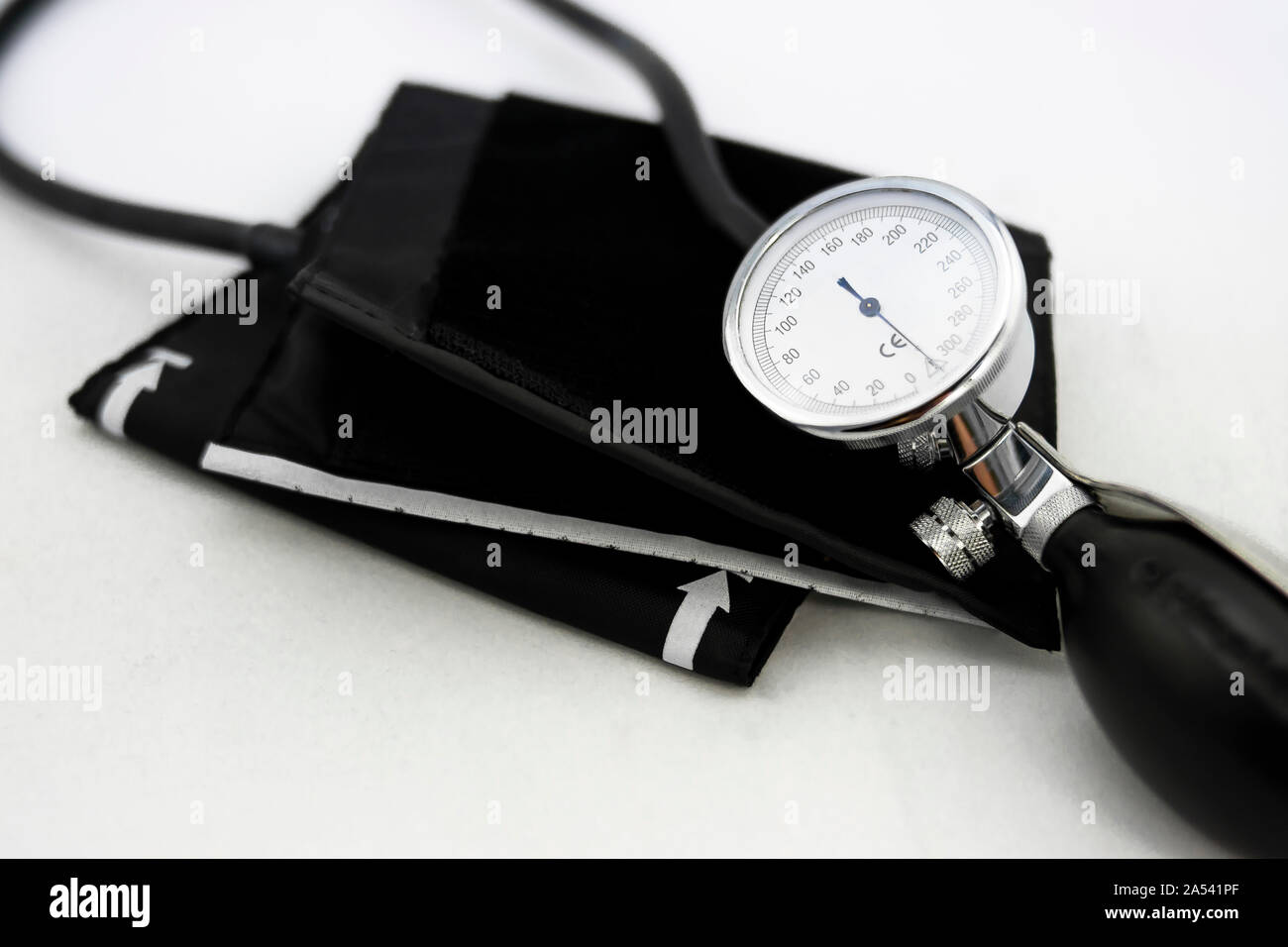 Manual pump for blood pressure measurement in a traditional and analog