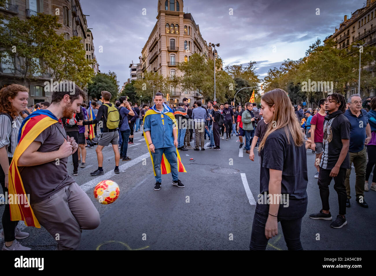 Barcelona, Spain. 17th Oct, 2019. A group of people play with balls during the popular Olympiad organised as a peaceful protest. Convened by the Defense Committees of the Republic (CDR) thousands of people have gathered with balls to hold a sports Olympiad on the occasion of the fourth day of protests after the sentences of the Supreme Court that condemns long prison sentences to leaders and politicians Catalans. Credit: SOPA Images Limited/Alamy Live News Stock Photo