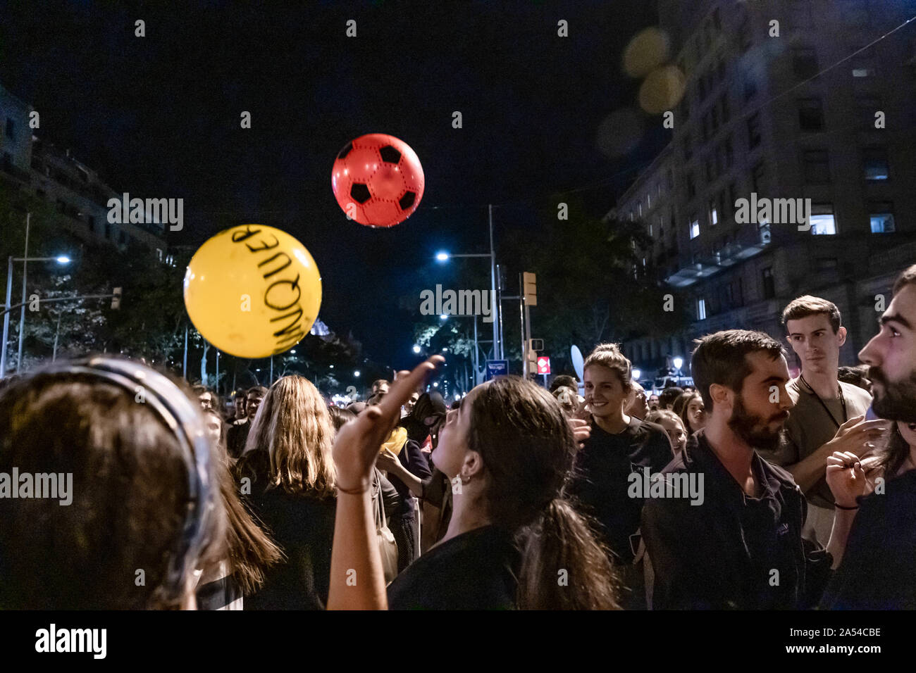 Barcelona, Spain. 17th Oct, 2019. Coloured balls fly over a crowd of protesters during the Popular Olympiad. Convened by the Defense Committees of the Republic (CDR) thousands of people have gathered with balls to hold a sports Olympiad on the occasion of the fourth day of protests after the sentences of the Supreme Court that condemns long prison sentences to leaders and politicians Catalans. Credit: SOPA Images Limited/Alamy Live News Stock Photo