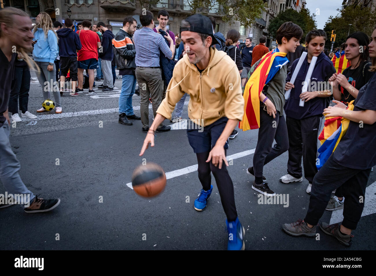 Barcelona, Spain. 17th Oct, 2019. A protester plays basketball during the popular Olympiad organised as a peaceful protest. Convened by the Defense Committees of the Republic (CDR) thousands of people have gathered with balls to hold a sports Olympiad on the occasion of the fourth day of protests after the sentences of the Supreme Court that condemns long prison sentences to leaders and politicians Catalans. Credit: SOPA Images Limited/Alamy Live News Stock Photo