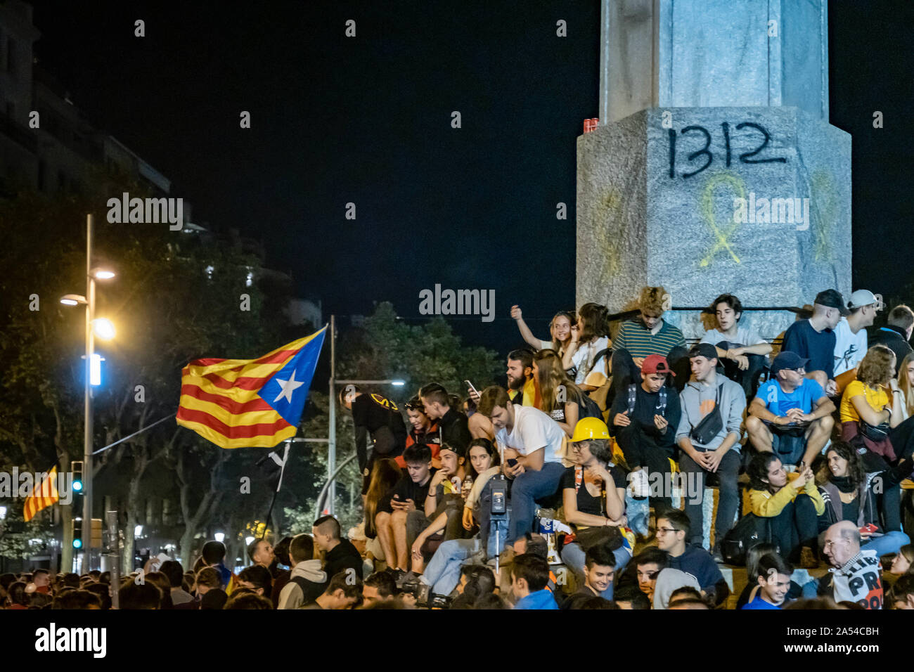 Barcelona, Spain. 17th Oct, 2019. A group of protesters sit next to an independence flag during the popular Olympiad. Convened by the Defense Committees of the Republic (CDR) thousands of people have gathered with balls to hold a sports Olympiad on the occasion of the fourth day of protests after the sentences of the Supreme Court that condemns long prison sentences to leaders and politicians Catalans. Credit: SOPA Images Limited/Alamy Live News Stock Photo