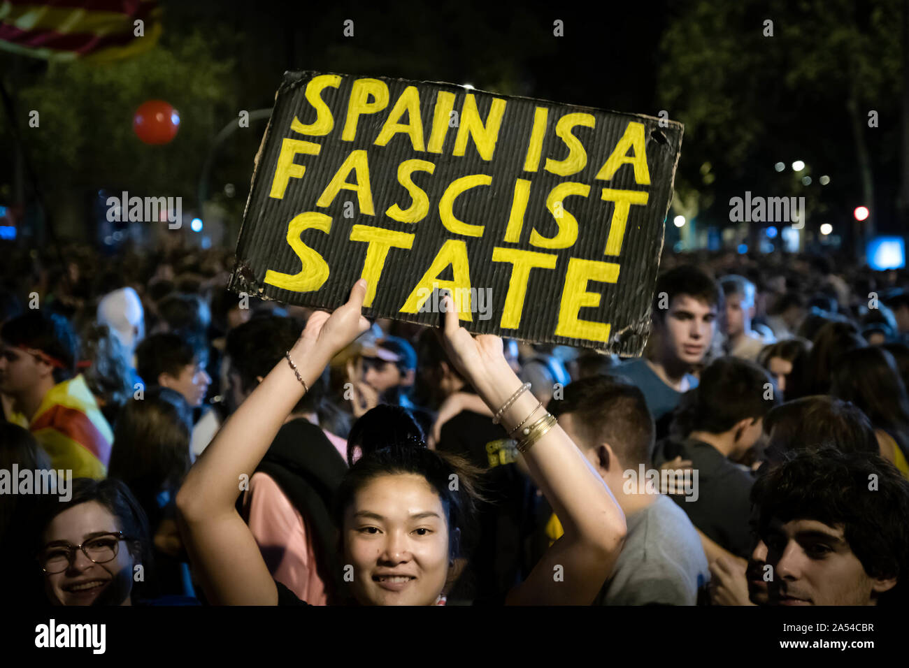 Barcelona, Spain. 17th Oct, 2019. A protester holds a decisive placard about the political situation in Spain during the demonstration. Convened by the Defense Committees of the Republic (CDR) thousands of people have gathered with balls to hold a sports Olympiad on the occasion of the fourth day of protests after the sentences of the Supreme Court that condemns long prison sentences to leaders and politicians Catalans. Credit: SOPA Images Limited/Alamy Live News Stock Photo