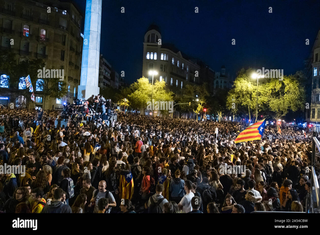 Barcelona, Spain. 17th Oct, 2019. A crowd of protesters gather during the Popular Olympiad. Convened by the Defense Committees of the Republic (CDR) thousands of people have gathered with balls to hold a sports Olympiad on the occasion of the fourth day of protests after the sentences of the Supreme Court that condemns long prison sentences to leaders and politicians Catalans. Credit: SOPA Images Limited/Alamy Live News Stock Photo