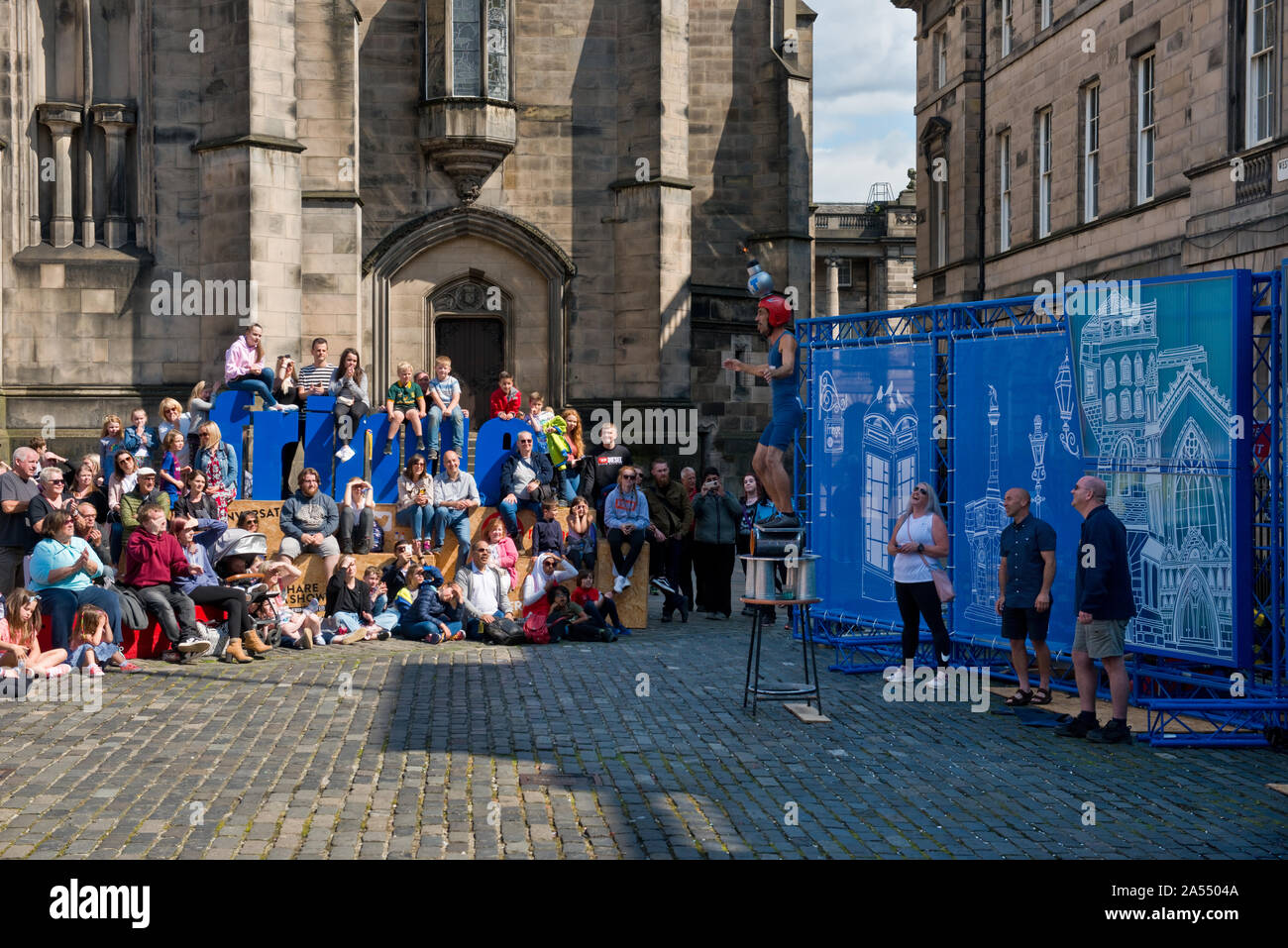 Juggler street performer on Royal Mile. Edinburgh Fringe Festival, Scotland Stock Photo