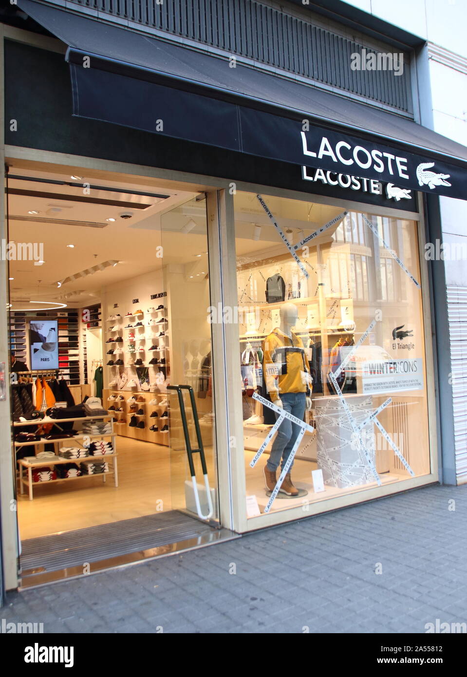 Du bliver bedre stamtavle se Lacoste store seen in Barcelona Stock Photo - Alamy