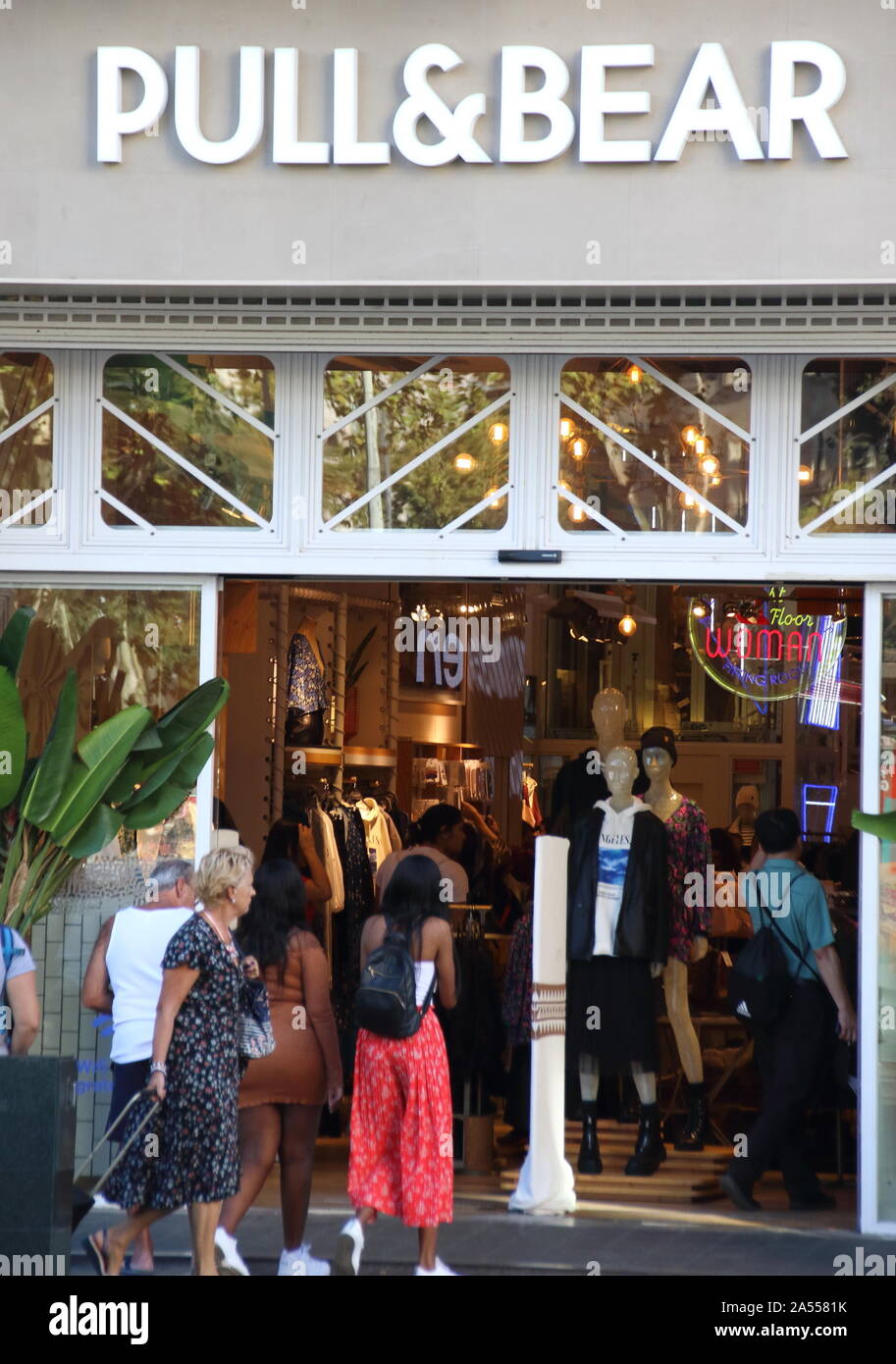 Pull bear logo hires stock photography and images Alamy