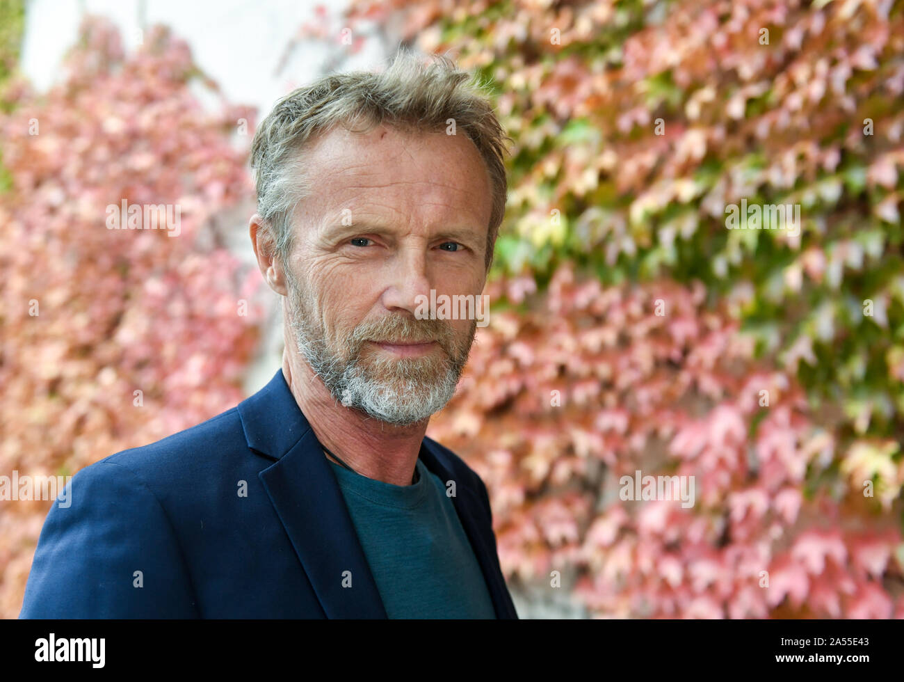 FILED - 17 October 2019, Hessen, Frankfurt/Main: Jo Nesbo, Norwegian  musician and author, at the Frankfurt Book Fair. (to dpa successful author Jo  Nesbø: With crime thriller revenues against illiteracy) Photo: Jens