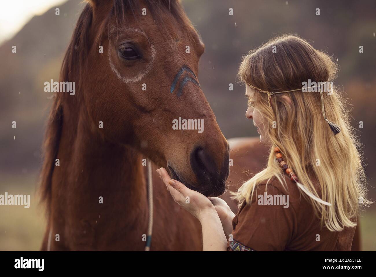 Native american woman and horse hi-res stock photography and images - Alamy