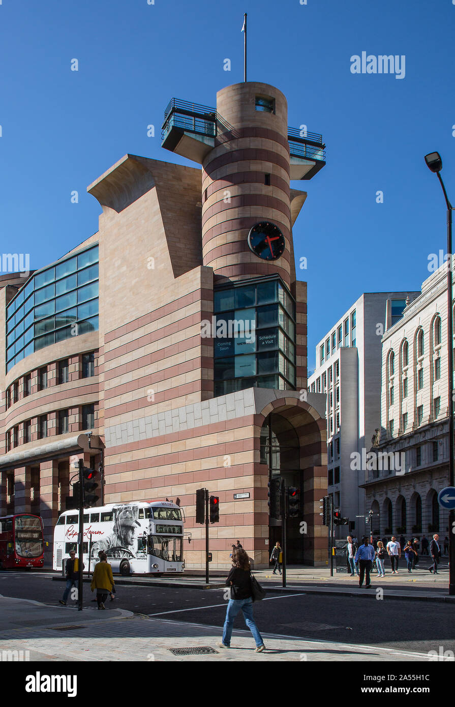 London, Queen Victoria Street. Postmoderner Kopfbau an der Queen Victoria Street von James Stirling projektiert 1985 posthum ausgeführt 1996 Stock Photo