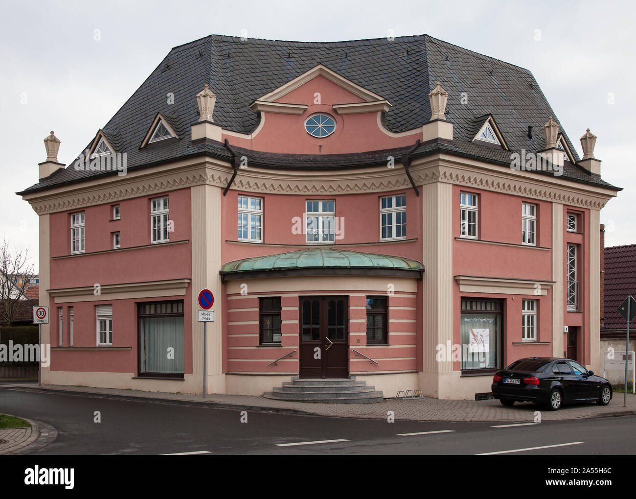 Halle Sparkassengebäude. Halle S  Eislebener Strasse 9 (Nietleben) ehem Sparkassengebäude um 1925 erbaut Stock Photo